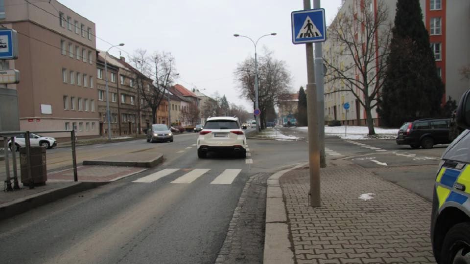 Desetiletý chlapec vběhl v Plzni na přechodu pod auto. Policie hledá svědky